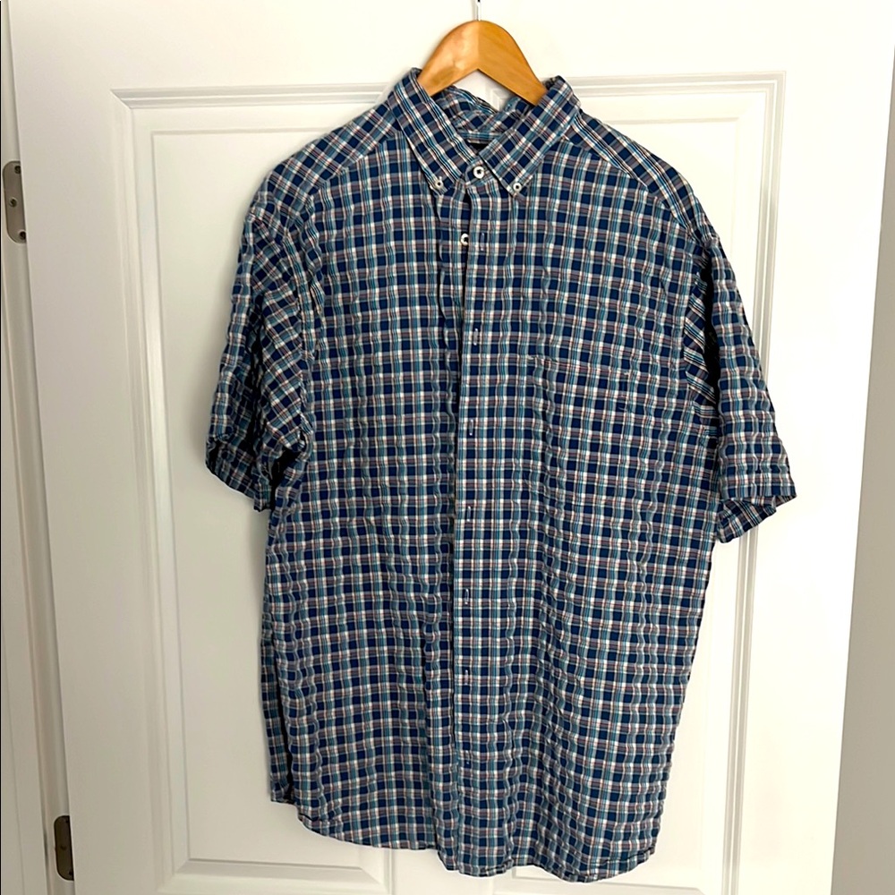 Roundtree & Yorke Blue and White Casual Button Down Shirt